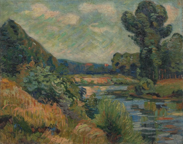 mpressionistisch landschapsschilderij van een rivier die door een groen natuurgebied stroomt. Op de voorgrond groeien hoge grassen, struiken en riet langs de oever. Het water weerspiegelt de lucht en de omliggende bomen. Aan de rechterkant staan hoge bomen, terwijl links een begroeide helling zichtbaar is. Op de achtergrond strekt het landschap zich uit richting de horizon. De lucht is licht bewolkt en geschilderd met losse penseelstreken in zachte blauw-, groen- en grijstinten, wat een rustige en natuurlijke sfeer oproept.